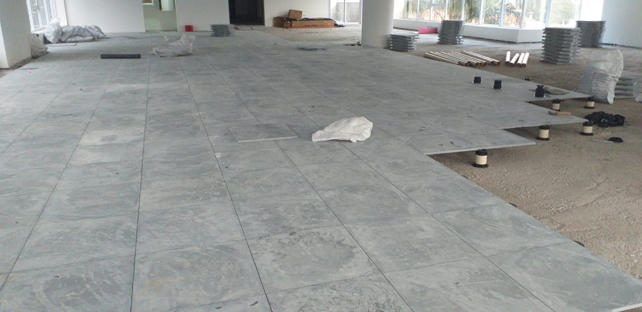 Piso Elevado em Aço x Ardósia: Qual Escolher?