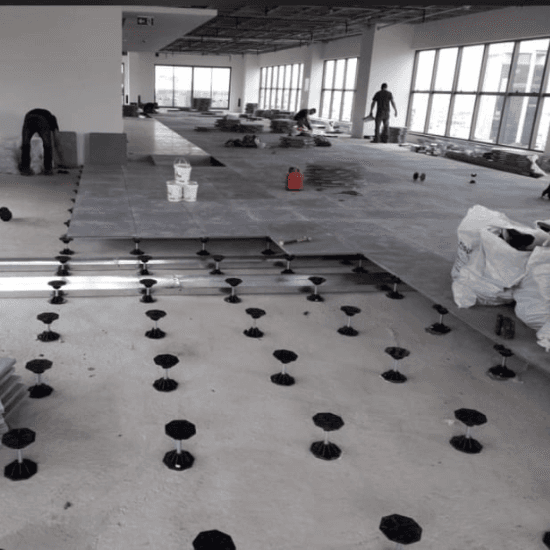 Equipe técnica da Stone Base instalando piso elevado