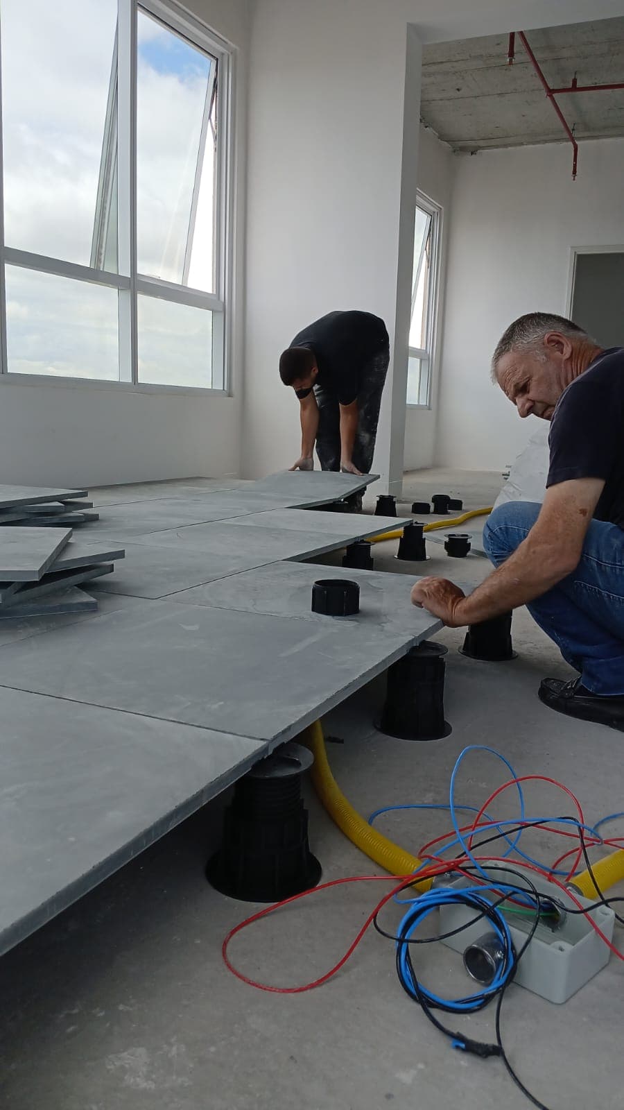 Remanejamento de Piso Elevado: Como Funciona a Mudança de Layout ou de Sede