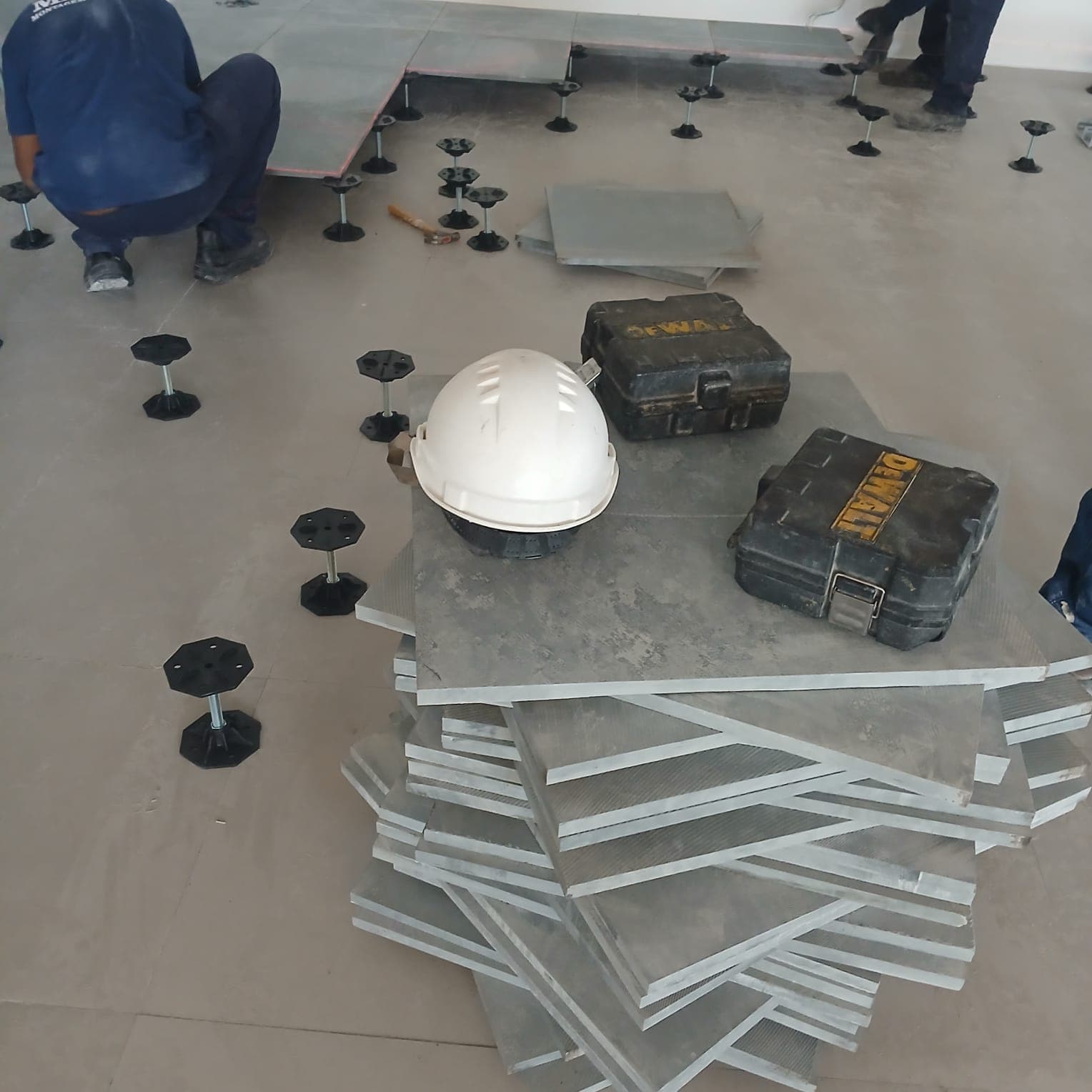 Equipe técnica da Stone Base em obra de piso elevado